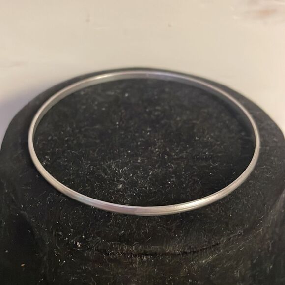 Retro 1990s 7.5” smooth polished silver tone stackable bangle bracelet - Picture 3 of 9